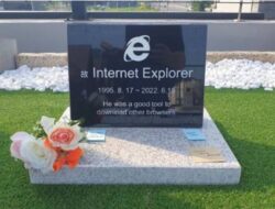 Insinyur Ini Membuat Batu Nisan untuk Mengingat Internet Explorer
