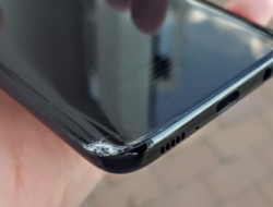 Harga Ganti Kaca HP Retak Samsung Semua Jenis Terbaru 2024